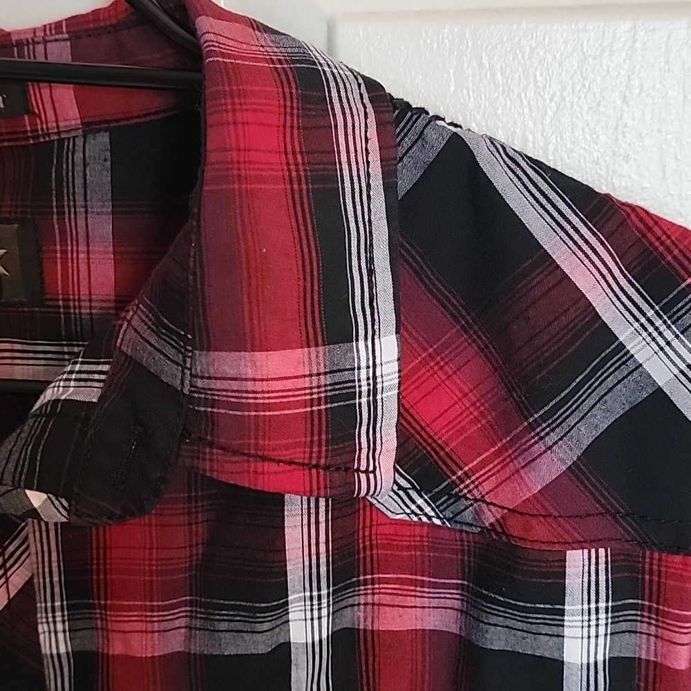 Helix men's medium, black and red plaid buttondown shirt. - Picture 7 of 7